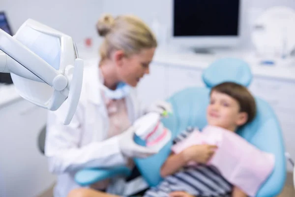 Мальчик проходит лечение у стоматолога — стоковое фото