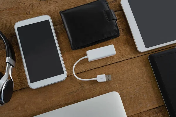 Verschillende elektronische gadgets op houten plank — Stockfoto