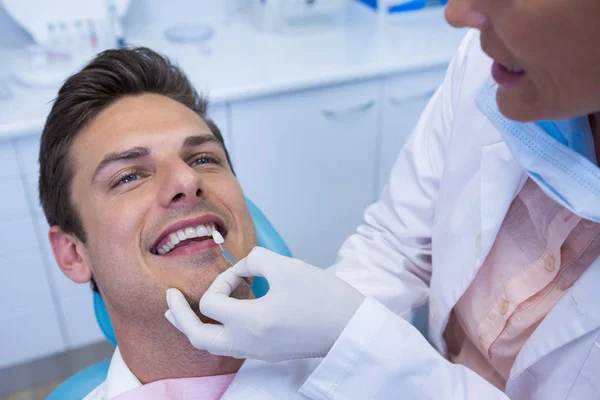 Dentiste tenant du matériel médical — Photo