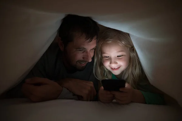 Padre e hija usando teléfono móvil —  Fotos de Stock