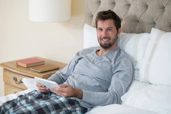 Homem usando tablet digital — Fotografia de Stock