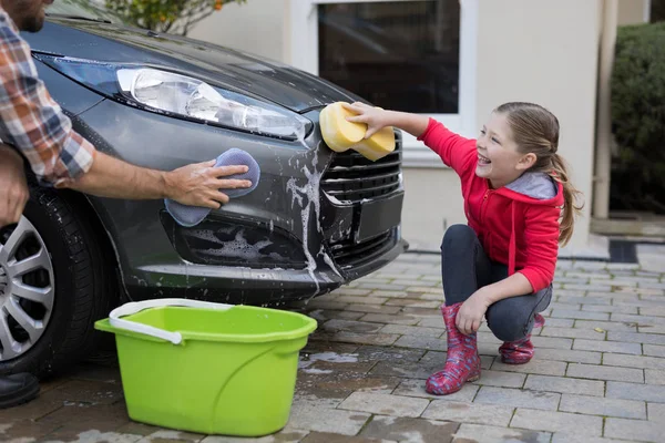 Teenager-Mädchen und Vater beim Autowaschen — Stockfoto