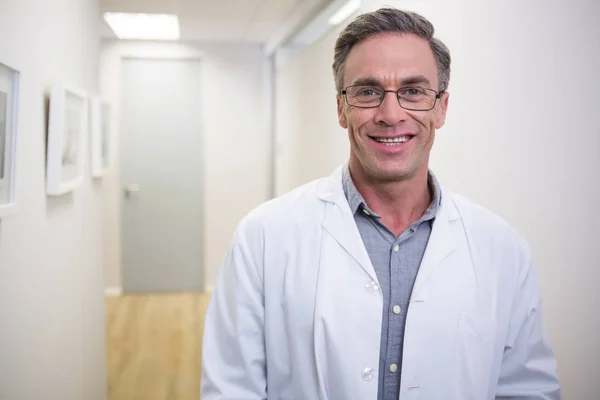 Dentista in piedi nella hall della clinica dentistica — Foto Stock