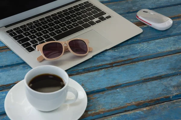 Laptop, schwarzer Kaffee, Sonnenbrille und Maus — Stockfoto