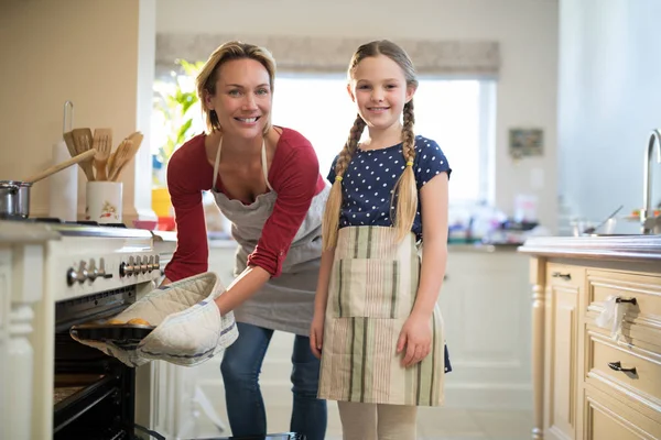 Madre e hija preparando pastel de taza —  Fotos de Stock