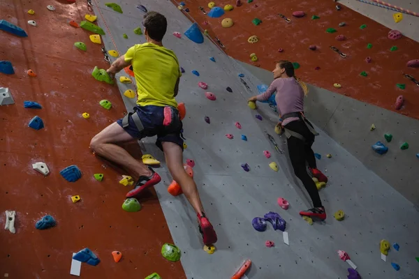 Atletas escalada en roca en gimnasio —  Fotos de Stock