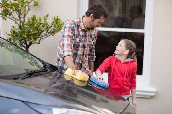 Adolescente y padre lavando un coche — Foto de Stock