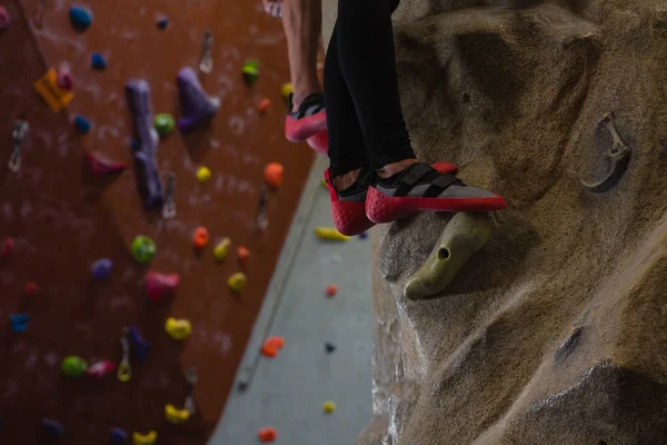 Atleti arrampicata su roccia in studio — Foto Stock