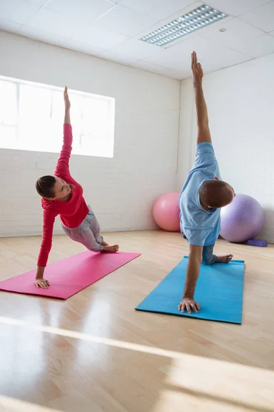 Yoga instructor with student practicing — Stock Photo, Image