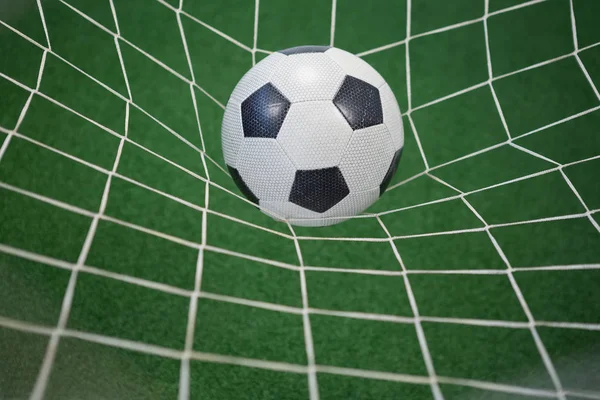 Ποδόσφαιρο στο goalpost εναντίον τεχνητή χόρτο — Φωτογραφία Αρχείου