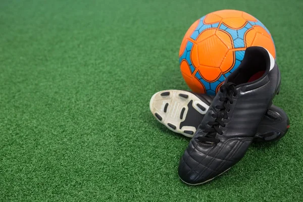 Fußball und Stollen auf Kunstrasen — Stockfoto