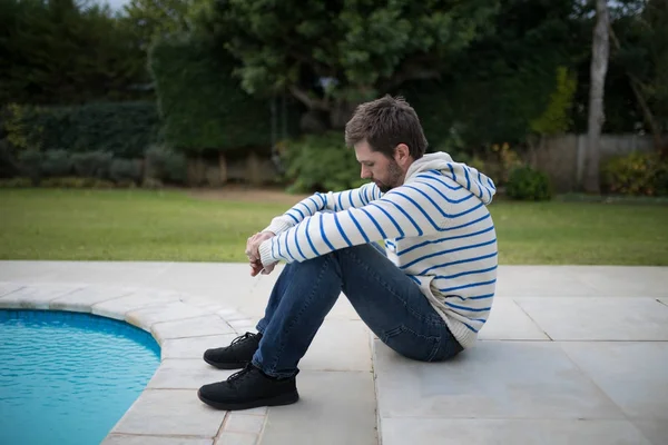 Uomo in parco vicino alla piscina — Foto Stock