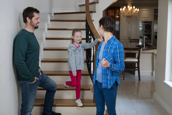 Föräldrar och dotter stående på trappan — Stockfoto