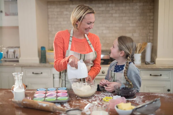 Mother and daughter preparing cup cake — Stock Photo, Image