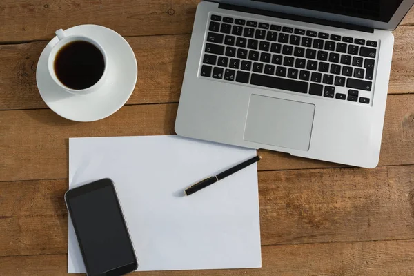 Laptop, telefone celular, café preto, caneta — Fotografia de Stock