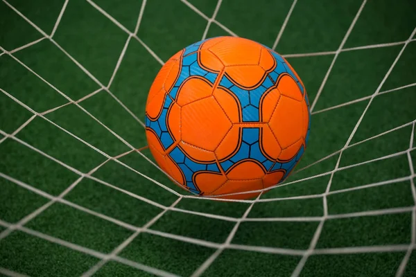 Piłka nożna w goalpost przeciwko sztucznej trawy — Zdjęcie stockowe
