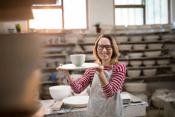 Kvinnliga potter anläggning skål — Stockfoto