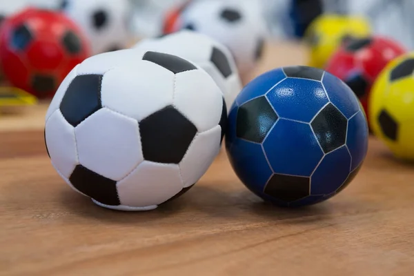 Voetballen op houten tafel — Stockfoto