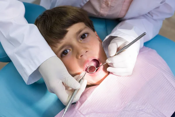 Menino recebendo tratamento odontológico na clínica — Fotografia de Stock