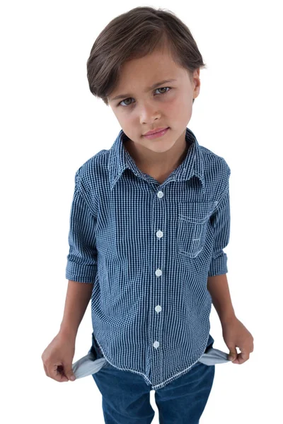 Junge steht mit leeren Taschen — Stockfoto