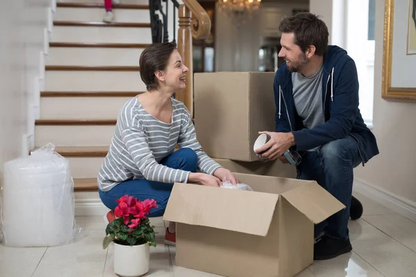 Caja de cartón de apertura de pareja — Foto de Stock