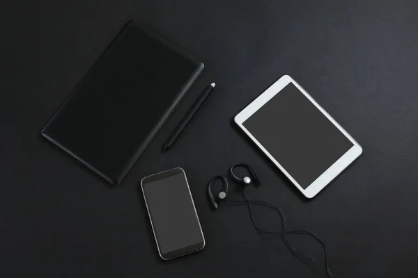 Τηλέφωνο, tablet, ακουστικά, στυλό και tablet — Φωτογραφία Αρχείου