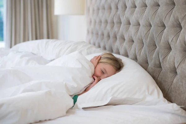 Flicka sova på sängen i sovrummet — Stockfoto