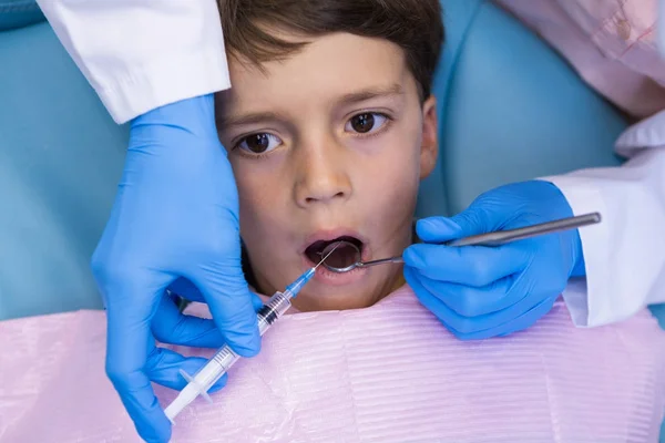 Diş hekimi holding tıbbi donatımı — Stok fotoğraf