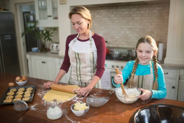 Moeder en dochter bereiden koekjes voor — Stockfoto