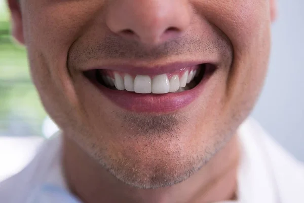 Hombre sonriendo en la oficina del dentista —  Fotos de Stock