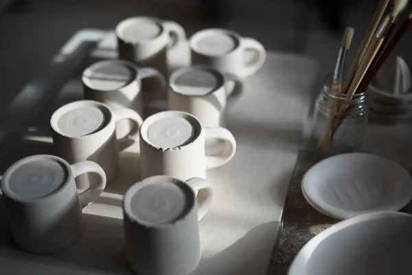 Tasses en céramique disposées sur le plan de travail — Photo