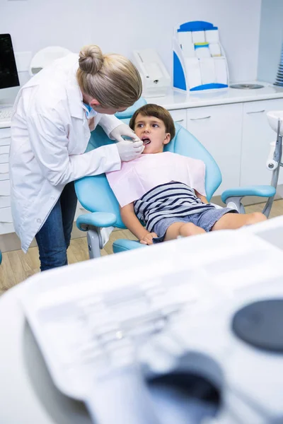 Zahnarzt behandelt Jungen zahnärztlich — Stockfoto