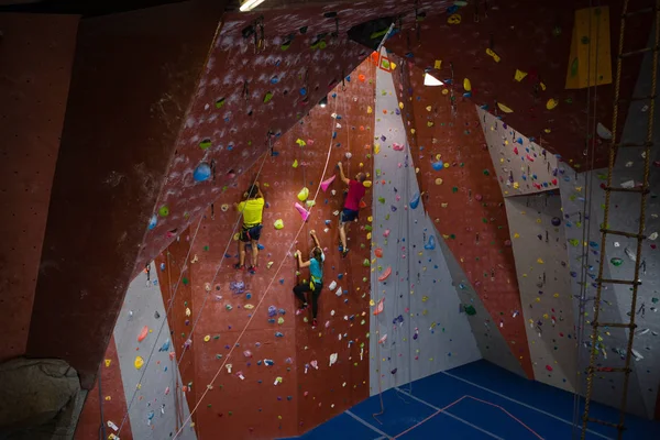 Entrenador y atletas escalada en roca en el gimnasio —  Fotos de Stock