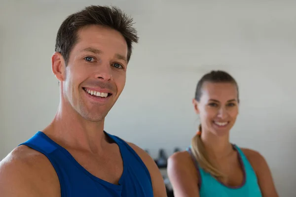 Uśmiechający się pewnie sportowców w siłowni — Zdjęcie stockowe