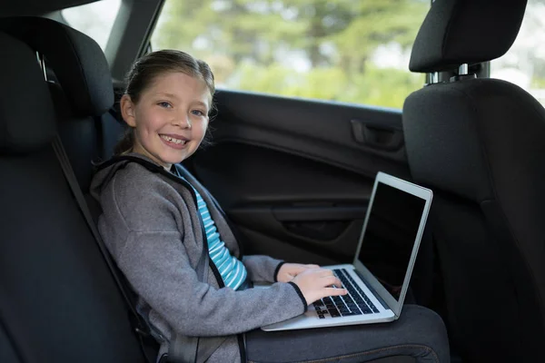 Nastolatka za pomocą laptopa — Zdjęcie stockowe