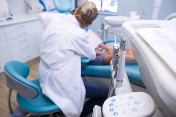 Dentista Examinando Paciente — Foto de Stock