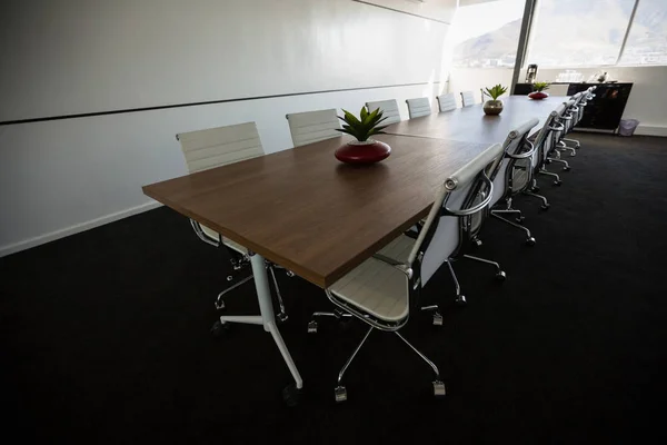 Conference table in empty meeting room — Stock Photo, Image