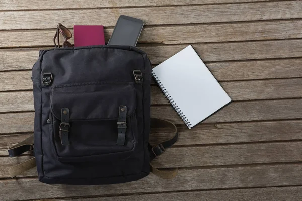 Bolso de vacaciones sobre tabla de madera y accesorios —  Fotos de Stock