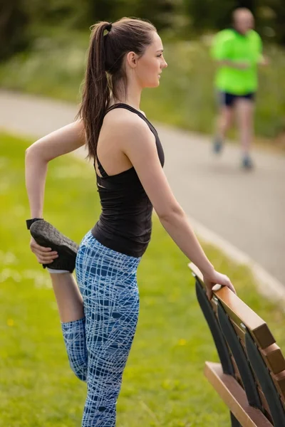 Mulher realizando exercício de alongamento — Fotografia de Stock