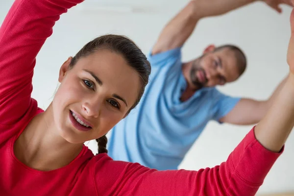 Student exercising with instructor in health club — Stock Photo, Image