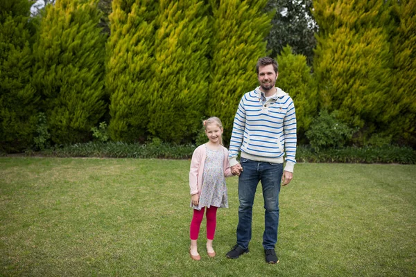 Dívka a otec drží za ruce — Stock fotografie