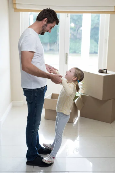 Baba ve kızı eğleniyor. — Stok fotoğraf