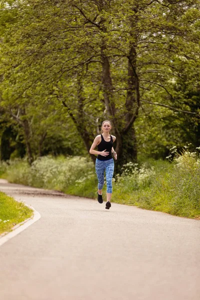 Mujer corriendo en el parque —  Fotos de Stock