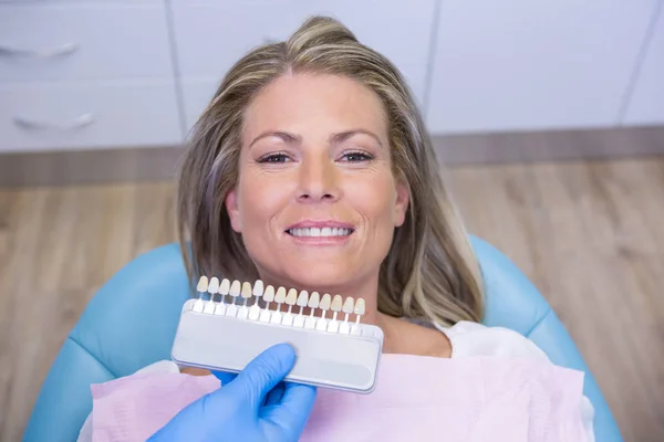 Dentista sosteniendo diente — Foto de Stock