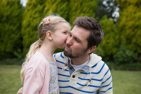 Jeune fille embrasser son père — Photo