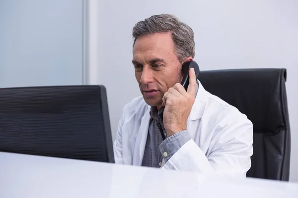 Стоматолог розмовляє по телефону — стокове фото