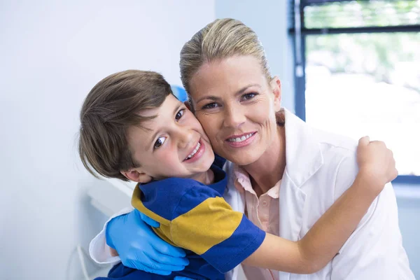 Dentista sorridente com menino — Fotografia de Stock