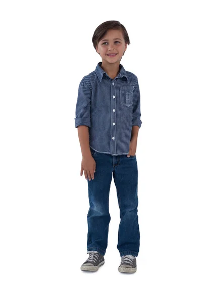 Junge posiert vor weißem Hintergrund — Stockfoto