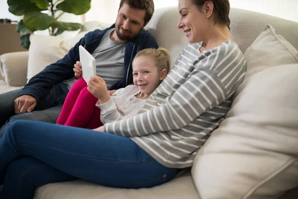 Родители и дочь с помощью цифрового планшета — стоковое фото