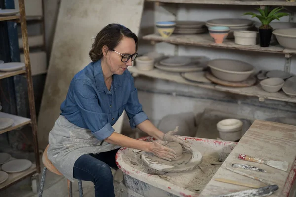 Женщина-гончар, литье глины — стоковое фото